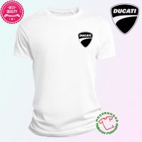 เสื้อยืดแขนสั้นคอกลมเสื้อยืด พิมพ์ลายโลโก้ KAIN SEJUK DUCATI MOTOSPORTS Baju Streetwear Baju สําหรับผู้ชาย และผู้หญิงCot