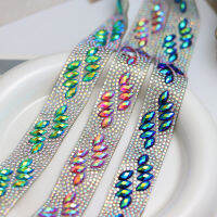 S รูปร่างที่มีสีสันแก้ไขร้อน rhinestone แตะริบบิ้นสีเขียวสีฟ้ากาวบนเรซิ่น rhinestone โซ่ถ้วยสำหรับ DIY ชุดเต้นรำเสื้อผ้าตกแต่ง.