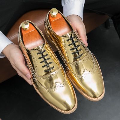 2023 New Luxury Golden Brogue Shoes Men Dress Formal Shoes Shiny Patent Leather Loafers Men Fashion Rock Party Shoes Men Oxford