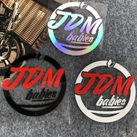 JDM สติกเกอร์ตกแต่งรถโลโก้เลเซอร์มีรอยขีดข่วนครอบคลุมการปรับเปลี่ยนตัวรถจักรยานยนต์สติ๊กเกอร์สะท้อนแสงกันน้ำ