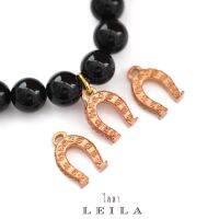 Leila Amulets เกือกม้าแก้ว สีพิงค์ ห่วงห้อย (พร้อมกำไลหินฟรีตามรูป)