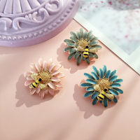 Daisy Brooches 3 Color Pink Blue Gray Flower and Bee Badges Metal Pin for Women Collar Accessories Gifts