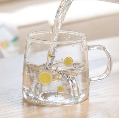 แก้วน้ำใส มีหูจับ รุ่น Lemon in the glass พร้อมจานรองไม้  แก้วน้ำ แก้วใส แก้วการ์ตูน แก้วดื่มน้ำ
