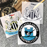 Newcastle United Football Club ทีมสัญลักษณ์รถยนต์รถจักรยานยนต์สติกเกอร์กันน้ำสะท้อนแสงการใช้ถังด้านข้างประตูรถตกแต่ง Decals