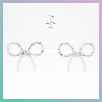 [petite by PRAKYRE] Ribby Stud Earring - ต่างหูรูปโบว์ติดหู ตกแต่งด้วยเพชรและมุก ใส้ได้บ่อย