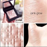 BOBBI BROWN Highlighting Powder #PINK GLOW ไฮไลท์เนื้อเนียนสมูธ สัมผัสเรียบลื่นดุจแพรไหม บางเบา และผสานผงมุกเนียนละเอียดมากๆ ช่วยกระจายแสงได้สวยเว่อร์