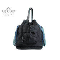 DOUGHNUT BAG : PYRAMID GO WILD SERIES :  BLACK X NAVY ผลิตจากผ้าไนลอน ที่ได้จากการรีไซเคิลมาจากขยะในมหาสมุทร กระเป๋าผ้า กระเป๋ากันน้ำ (รหัสสินค้า 09569)