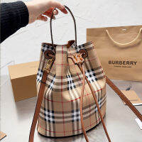 Burberry กระเป๋าถังแบบคลาสสิกของแท้,กระเป๋าถือดาวแบบเดียวกันของขวัญแฟชั่น Crossbody Bag28 * 26ซม.