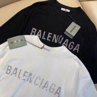 เสื้อยืดหรูหรายุโรปและอเมริกา B-A-A คุณภาพระดับเคาน์เตอร์เสื้อผู้ชายและผู้หญิงแขนสั้นมีโลโก้เพชรประดับเลื่อมคริสตัลแบบใหม่สำหรับฤดูร้อน2023 # BB8741