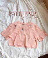 PATTERN.P B091 : Fluffy Crop Top เสื้อครอปเนื้อดีสีพีชน่ารัก ดีเทลสวยตรงมีเข็มกลัดดาวเพชรประดับด้วยขนมิ้งให้ลุคเรียบหรู