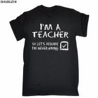 Im A Teacher Lets Assume Im Never Wrong T-Shirt เสื้อยืดคอกลมแขนสั้นผ้าฝ้ายพิมพ์ลายทรงหลวมแฟชั่นสําหรับผู้ชาย