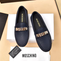 MOSCHINOS แบบดั้งเดิมสำหรับผู้ชาย,รองเท้าหนังวัวรองเท้าโลฟเฟอร์ลำลองคุณภาพเยี่ยมสวมใส่สบายกันลื่นรองเท้ามีปุ่มผู้ชายของขวัญเป็นคู่