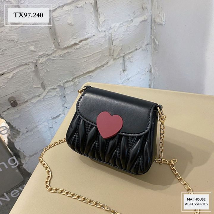 Túi Xách Bé Gái - (Girl\'s Handbag): Những cô gái nhỏ xinh đáng yêu của chúng ta sẽ yêu thích chiếc túi xách bé gái đáng yêu này. Được làm bằng chất liệu cao cấp, các chi tiết được thiết kế rất tỉ mỉ, tạo nên một kiểu dáng đầy cá tính. Túi xách này sẽ là phụ kiện hoàn hảo để bé của bạn tự tin khoe phong cách. Hãy xem hình ảnh để thấy sự đáng yêu của sản phẩm này.