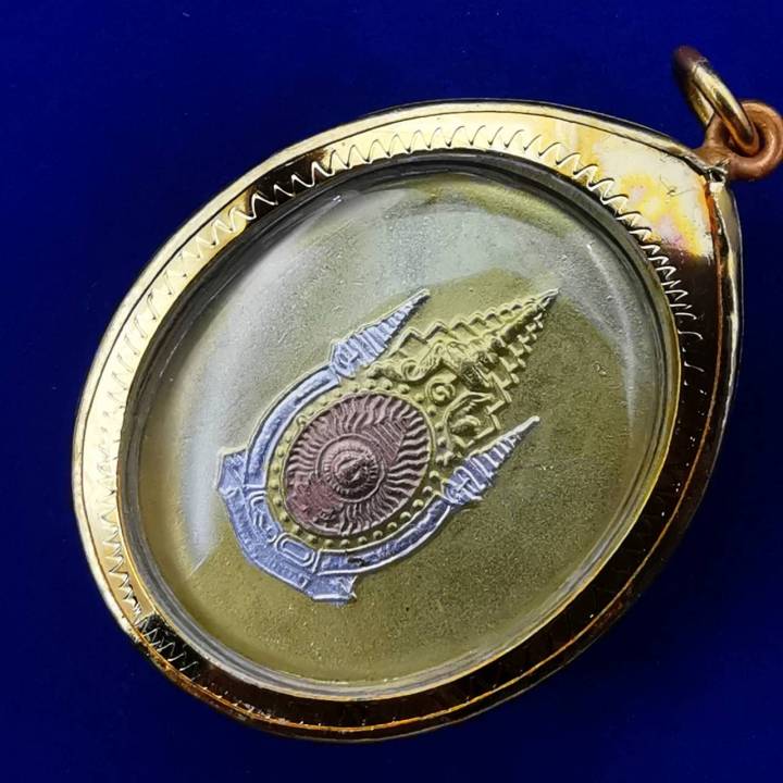 จี้เหรียญในหลวงรัชกาลที่๙ทรงกล้องเนื้อ3กษัตริย์กรอบชุปทอง