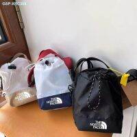 กระเป๋าหิ้วกีฬาสันทนาการแบบ NORTH FACE ถุงหูรูดตัวอักษรในช่วงต้นฤดูใบไม้ผลิคู่รักที่คานอยู่นอกปากกระเป๋าเดินทาง Baohu ดีกับเป้