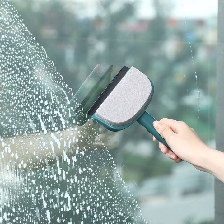 like-activities-ใช้แปรงทำความสะอาดกระจกซิลิโคน