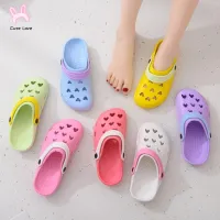 G5Q1 ด้านล่างนุ่ม รองเท้าแตะ Crocs อีวีเอ กลวงออก รองเท้าแตะหัวมิกกี้ รองเท้าแตะใส่ในบ้าน กันน้ำกันน้ำได้ ฤดูร้อนฤดูร้อนฤดูร้อน