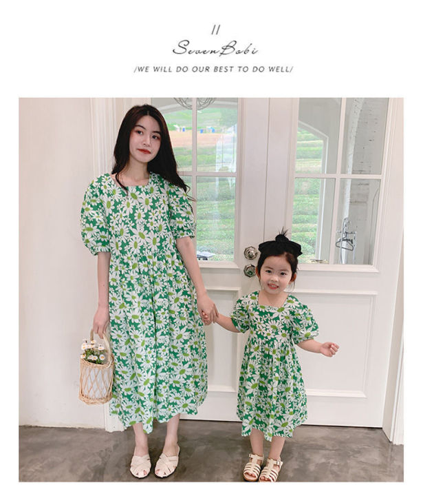 dmแม่และลูกสาวชุดเดรสหน้าร้อนครอบครัวชุดเข้ากันเสื้อผ้าเด็กชุดเดรสลายดอกไม้