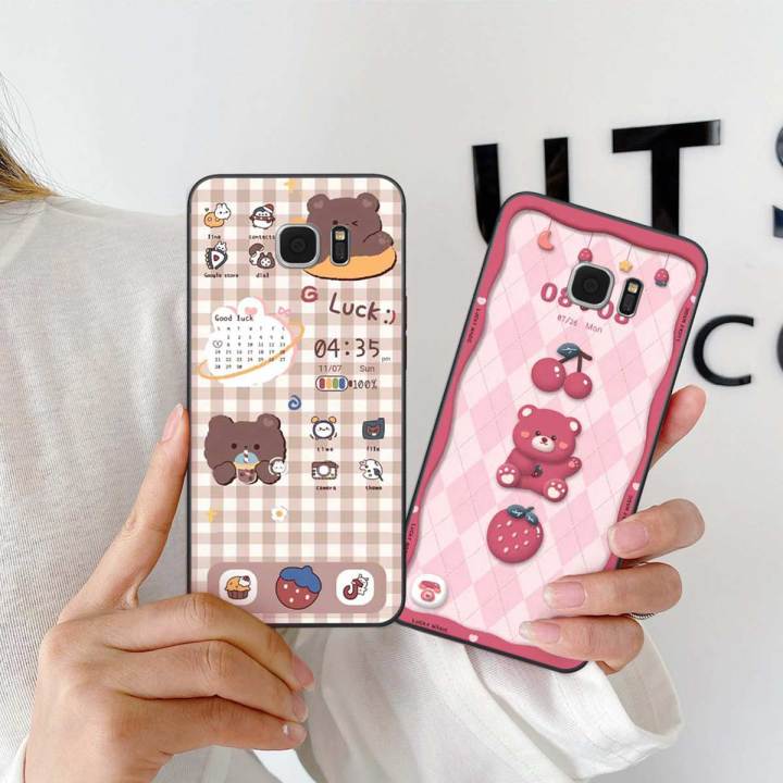 Hãy chiêm ngưỡng các mẫu ốp lưng Samsung hình nền cute, để bảo vệ chiếc điện thoại khỏi những sự cố không đáng có. Đa dạng về mẫu mã, hợp thời trang, chất liệu tốt sẽ giúp bạn trang trí cho chiếc điện thoại của mình thêm phần sinh động.