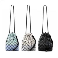 Issey Miyake 2023 Caprese ที่มีรูปสี่เหลี่ยมขนมเปียกปูนผู้หญิงกระเป๋าลำแสงปากสะพายไหล่เดียวกันถังแบบพกพาเลเซอร์กระเป๋าหิ้วใหม่