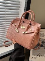 This years popular bag 2023 new high-end portable platinum bag crocodile pattern commuter shoulder Messenger bag female bag 【QYUE】