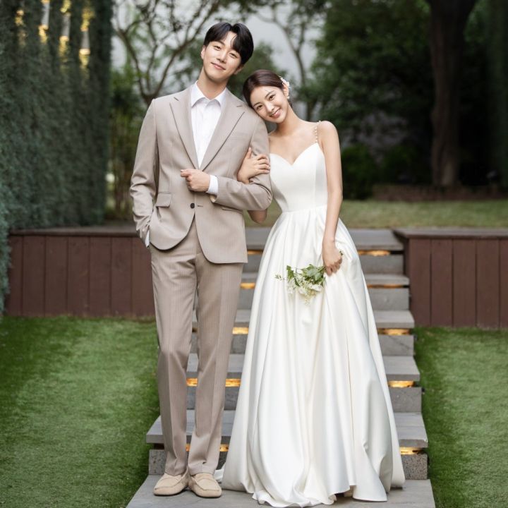 ชุดเดรสเรียบง่ายสไตล์เกาหลีมีสายเอี๊ยมประดับมุกผ้าซาตินสีอ่อน-qh227ชุดแต่งงานแบบเรียบง่าย