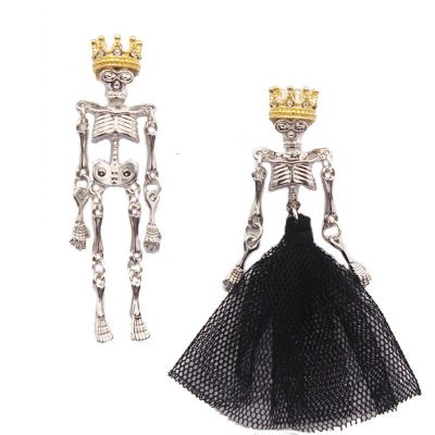 Gothic Punk Wedding คู่ต่างหูกะโหลกศีรษะสีดำ Crown King Queen ไม่สมมาตร Skull ต่างหูรูปหยดน้ำ Skull เครื่องประดับ