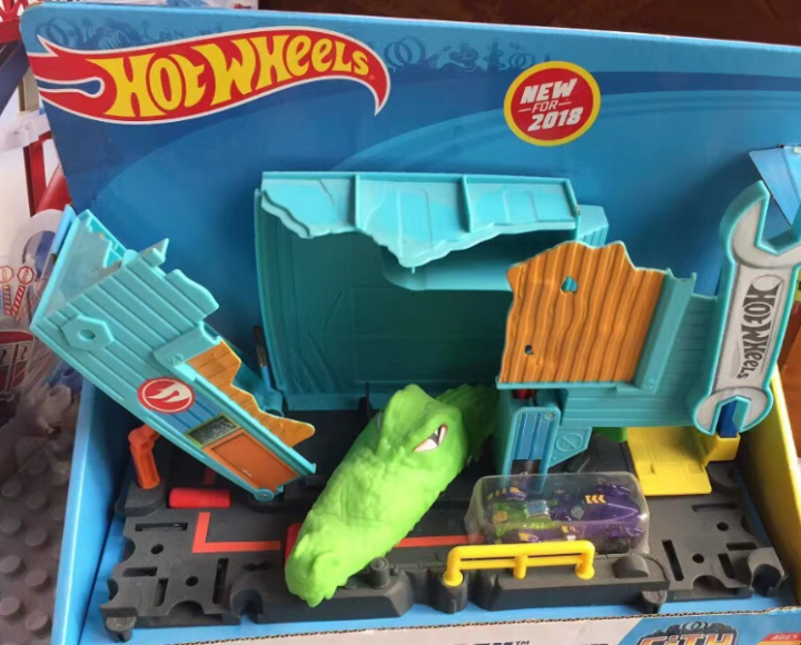 hot-wheels-alligator-garage-scene-track-set-fnb06