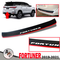 กันรอยท้าย  สำหรับ รุ่น  TOYOTA FORTUNER (โตโยต้า ฟอร์จูนเนอร์) ปี 2019 - 2021 สีดำ โลโก้สีแดง