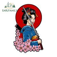 EARLFAMILY สติกเกอร์สติกเกอร์รถเกอิชาซามูไรขนาด13ซม. X 7.9ซม. สำหรับ Laotop Van การตกแต่งที่สร้างสรรค์กันแดดพันรถด้วยไวนิลกันน้ำพีวีซี