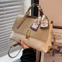 Summer bag womens 2023 new fashion hand-held single-shoulder womens bag high-end western style all-match messenger bag mother style 【QYUE】