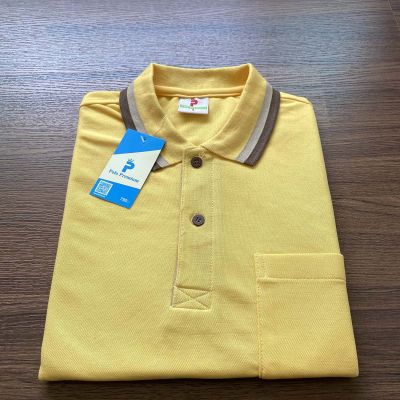 polo shirt แบบชาย สีเหลืองคอคลีปน้ำตาล แบบชาย มีกระเป๋า ส่วนแบบหญิง เป็นเสื้อทรงเข้ารูป ส่วนเสื้อผู้้ชาย เป็นเสื้อทรงตรง