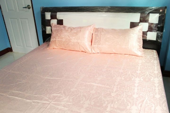 ชุดผ้าปูที่นอนผ้าแพร-ผ้าปูที่นอน-ขนาด-6-ฟุต-5-ชิ้น-สีสัน-ลวดลายกนกไทย