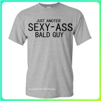 ใหม่ เสื้อยืดลําลอง แขนสั้น พิมพ์ลาย Just Another Sexy Ass Bald Guy สไตล์สตรีท สําหรับผู้ชาย  T22V