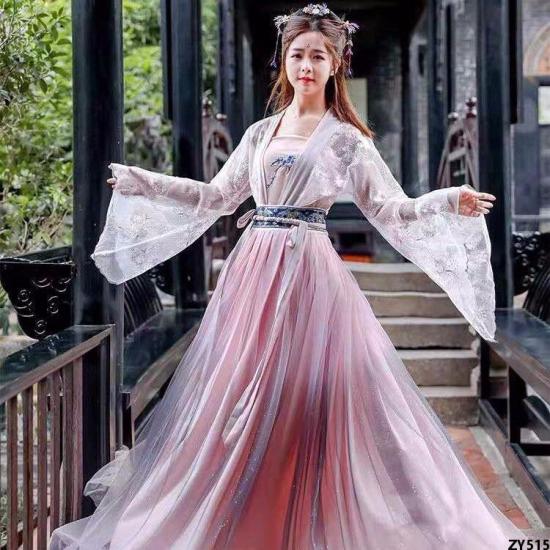 Thời trang sao Việt tuần qua: Đầm trắng ấn tượng tại tuần lễ thời trang  quốc tế