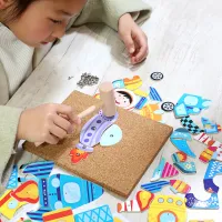 (ร้อน) เด็ก Montessori ของเล่นเพื่อการศึกษาค้อนและเล็บเกม Cork Board ชุดไม้ที่มีสีสันชิ้นในรูปร่างที่แตกต่างกัน DIY Drawing