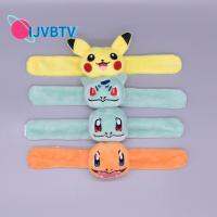 IJVBTV เด็ก 21CM กำไลตบ Charmander Bulbasaur Squirtle สายรัดข้อมือ Pokemon Figures ปิกาจู กำไลข้อมือ ตุ๊กตาผ้า