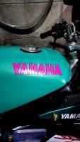 สติ๊กเกอร์ YAMAHA ติดถังน้ำมัน ขนาด 15*3.5 cm (1คู่) สติ๊กเกอร์ตัดประกอบสีจี๊ด Oracal