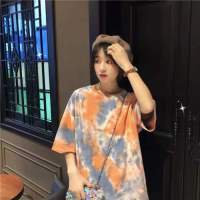 ใหม่สไตล์เกาหลี Tie-Dye เย็บปักถักร้อยตัวอักษรคู่สวมใส่ฤดูร้อนแขนสั้นเสื้อยืดผู้หญิง INS เสื้อผ้าห...