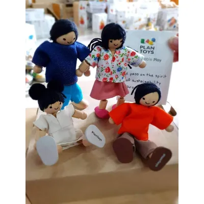 Doll Familyของเล่นชิ้นนี้เป็นตุ๊กตาที่เล่นกับบ้านตุ๊กตาค่ะ ตุ๊กตาชุดนี้ เป็นครอบครัวชาวยูโรป และเอเชียค่ะ
