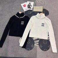 เสื้อคาร์ดิแกนมีซิปตัวสั้นประดับด้วยเลื่อมตัวอักษรดีไซน์แบบโพรงในช่วงต้นฤดูใบไม้ร่วง23เข้ารูปพอดี