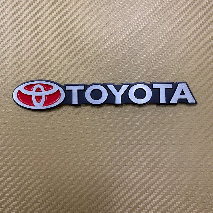 โลโก้* TOYOTA สีเงินขอบดำ งานอลูมิเนียม ขนาด* 2.8 x 16 cm ราคาต่อชิ้น