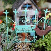 《Glass house》สวนขนาดเล็กป้ายโลหะรั้ว Mini Gate DIY Bird Board Fairy Garden ตกแต่งรั้วประตูสำหรับอุปกรณ์เสริมเครื่องประดับ