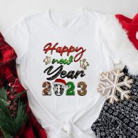 【New】เสื้อยืดลําลอง พิมพ์ลาย Happy New Year 2023 สีพื้น สีขาว แฟชั่นสําหรับสตรี