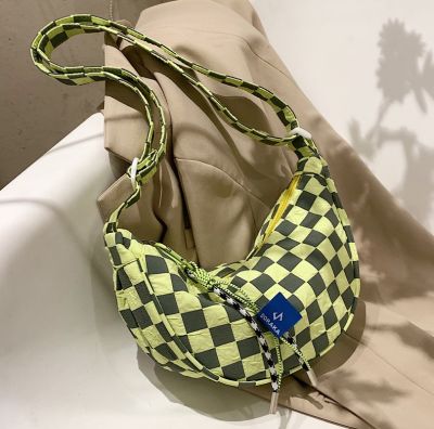 French female small crescent design bag 2022 new tide texture single shoulder bag fashion leisure inclined shoulder bag