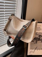 High-end bags 2023 new solid color texture niche shoulder bag summer commuting all-match wide shoulder strap Messenger bag 【QYUE】