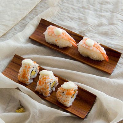ถาดเสิร์ฟขนมปังสไตล์ญี่ปุ่นสีขาวทำจากไม้จานผลไม้ถาดซูชิของว่างบนโต๊ะอาหารที่แขวนผ้าขนหนูผ้าเช็ดปาก