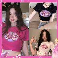 ตุ๊กตาบาร์บี Barbiepink Barbiestyle YOCKY พังก์สไตล์ สาวๆ สไตล์ฮิปฮอป เสื้อสวมหัวคอกลม การพิมพ์ตัวอักษร บางเฉียบเพรียว เสื้อยืด Y2K ตัวสั้น เสื้อครอปผู้หญิง ลมปรารถนาบริสุทธิ์ เสื้อกั๊กไร้เอว