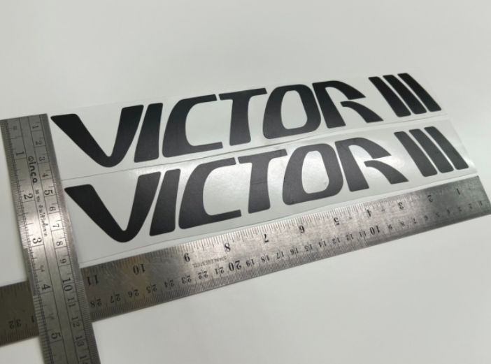 สติ๊กเกอร์แบบดั้งเดิม-งานตัดคอม-คำว่า-victoriii-สำหรับรถ-isuzu-sticker-ติดรถ-แต่งรถ-อีซูซุ-victor-victor-three-victor3-isuzu-victor-victor-iii