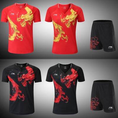 ฤดูร้อนใหม่ Li Ning ชายและหญิงการฝึกอบรมการแข่งขันแขนสั้นเทนนิสแบดมินตันสวมใส่กีฬาเสื้อยืดกางเกงขาสั้นชุด